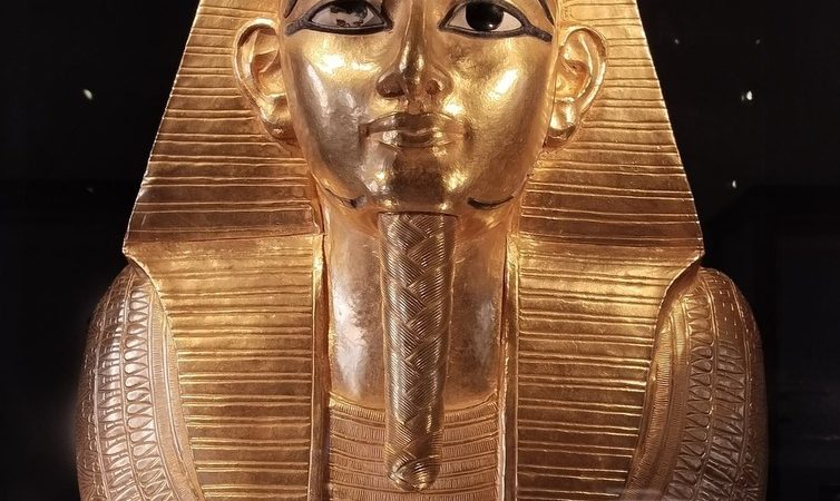مصر تكشف عن قناع ذهبي جديد خلفا لقناع توت عنخ آمون