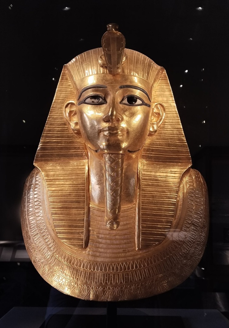 مصر تكشف عن قناع ذهبي جديد خلفا لقناع توت عنخ آمون