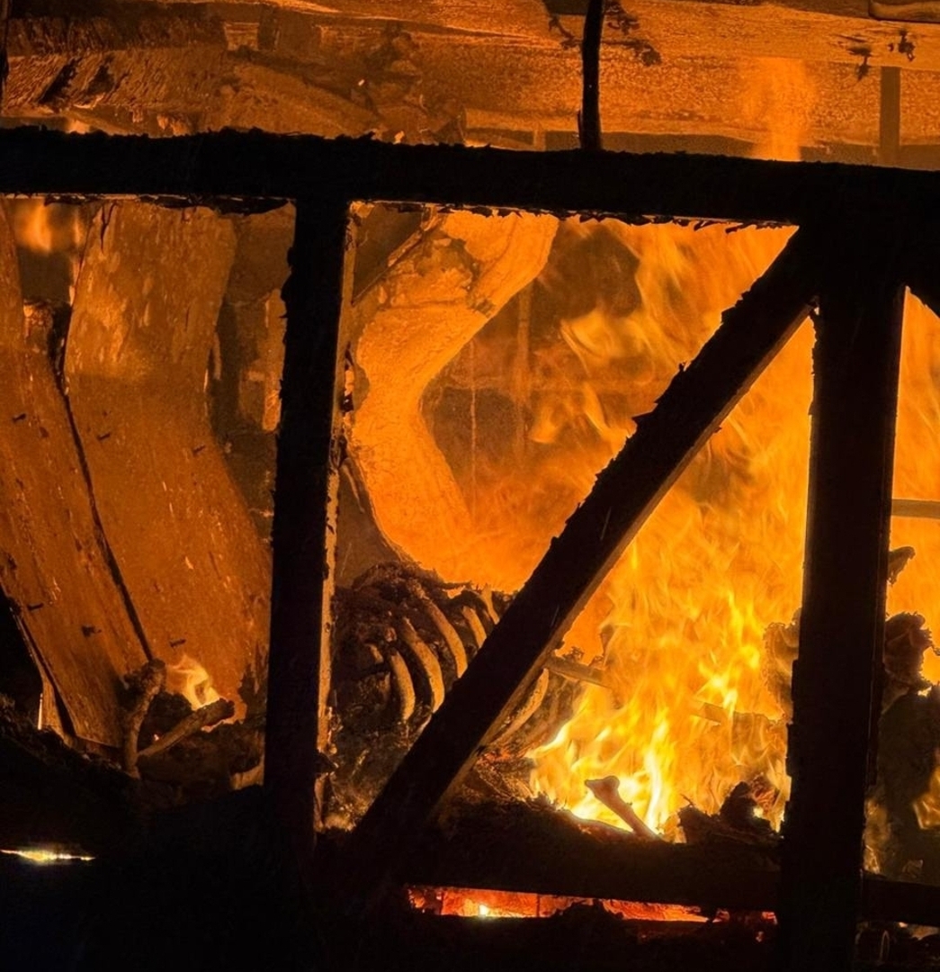 الهند.. دراجة نارية تشعل حريقا يلتهم حافلة ويتسبب بمقتل 20 راكبا (فيديو+صور)