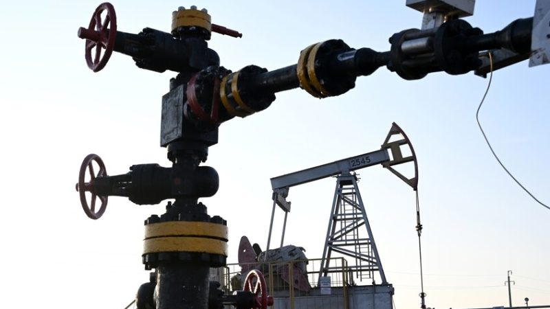 النفط يتراجع لكنه يحافظ على مكاسب أسبوعية