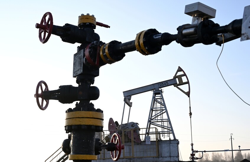 النفط يتراجع لكنه يحافظ على مكاسب أسبوعية