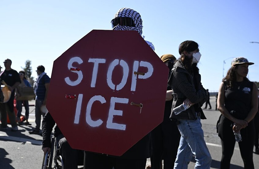 العدل الأمريكية تحذر كاليفورنيا من “مؤامرة إجرامية” لاعتقال عناصر الهجرة الفيدراليين