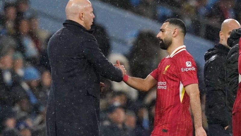 أزمة صلاح وسلوت تهز ليفربول.. ومانشستر يونايتد يستغل الموقف بسخرية لاذعة