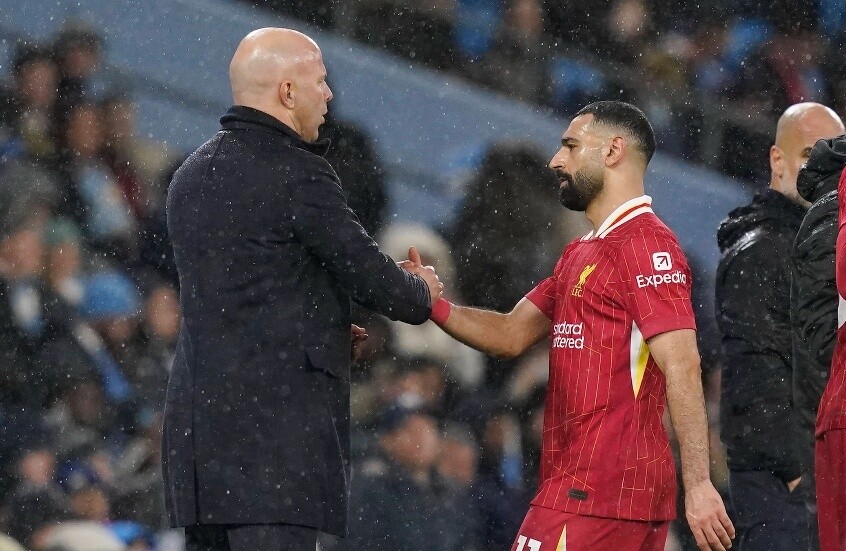 أزمة صلاح وسلوت تهز ليفربول.. ومانشستر يونايتد يستغل الموقف بسخرية لاذعة