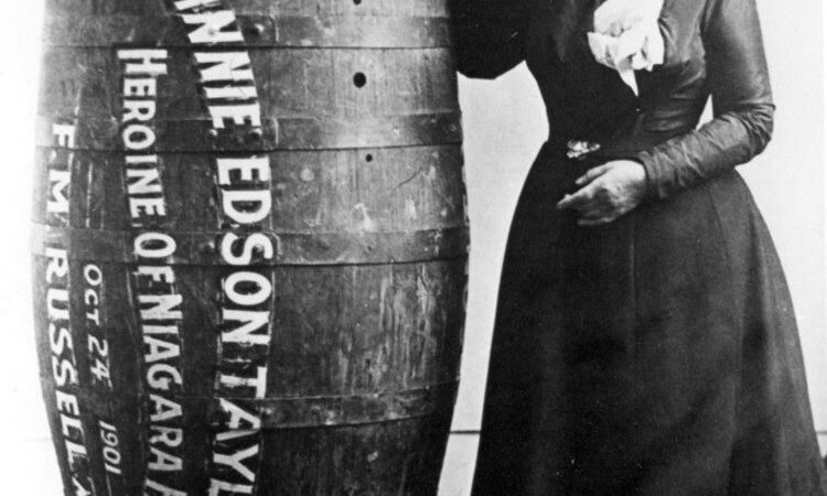 “ملكة الضباب” داخل برميل مغلق!