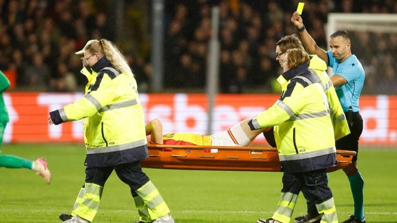 أغرب بطاقة صفراء في كرة القدم.. لاعب يحصل عليها وهو على نقالة!