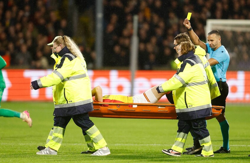 أغرب بطاقة صفراء في كرة القدم.. لاعب يحصل عليها وهو على نقالة!