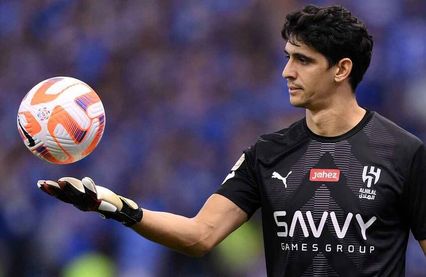 تصريحات مثيرة لياسين بونو بعد اعتداء رجال الأمن عليه بالضرب لسبب غريب (فيديو)