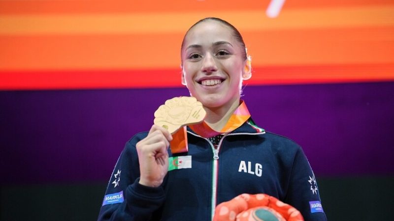 النجمة الجزائرية كيليا نمور تفوز بذهبية بطولة العالم للجمباز (فيديو)