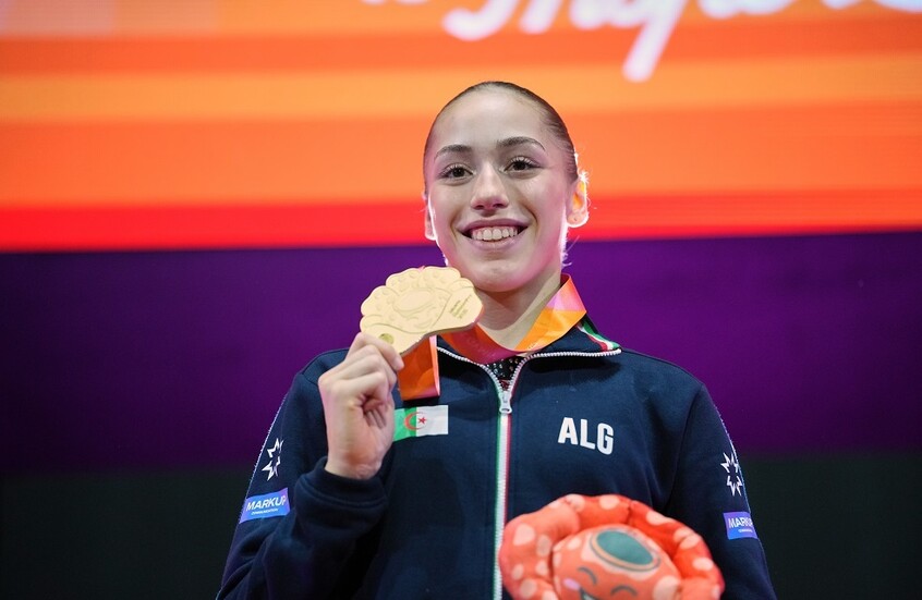 النجمة الجزائرية كيليا نمور تفوز بذهبية بطولة العالم للجمباز (فيديو)