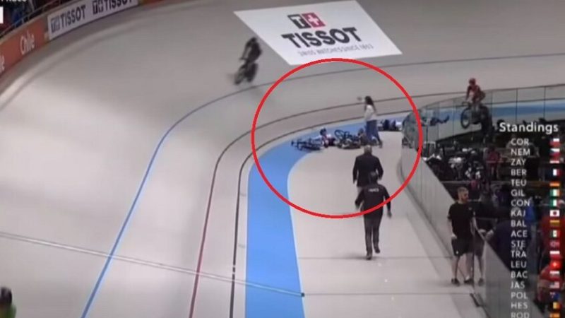 شاهد.. لحظة سقوط الدراجة المصرية ابتسام زايد ونقلها إلى المستشفى