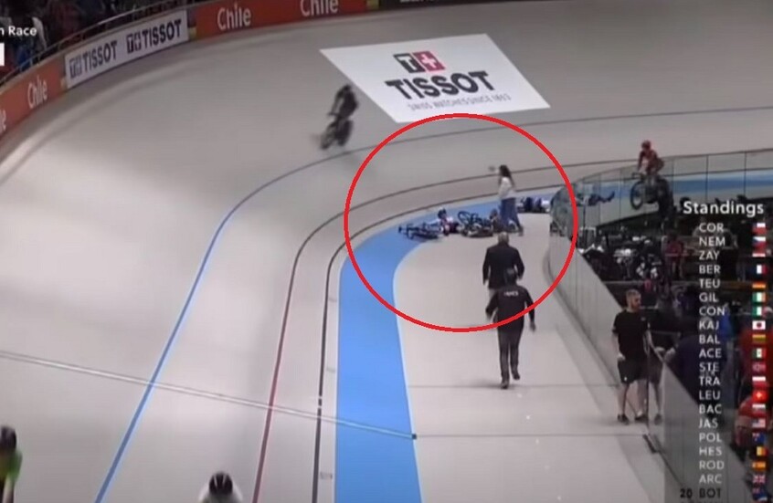 شاهد.. لحظة سقوط الدراجة المصرية ابتسام زايد ونقلها إلى المستشفى