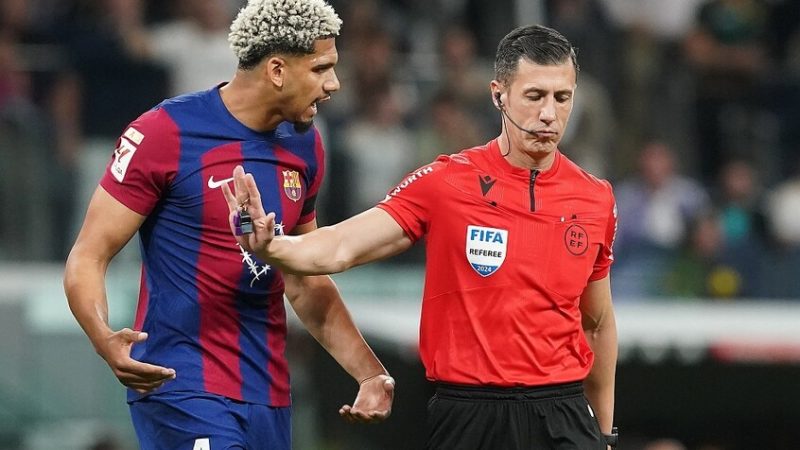 رسميا.. الكشف عن حكم مباراة “الكلاسيكو” بين ريال مدريد وبرشلونة