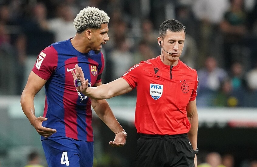 رسميا.. الكشف عن حكم مباراة “الكلاسيكو” بين ريال مدريد وبرشلونة