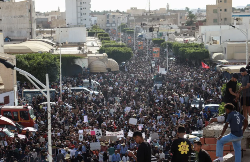 مئات التونسيين يتظاهرون في العاصمة احتجاجا على الأزمة البيئية الحادة في قابس