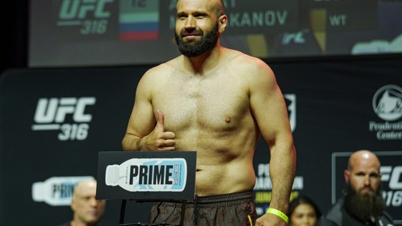 شاهد.. مقاتل روسي يسقط منافسه بالضربة الفنية القاضية