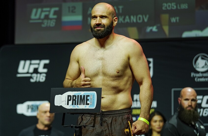 شاهد.. مقاتل روسي يسقط منافسه بالضربة الفنية القاضية