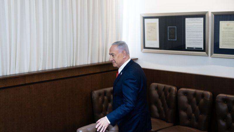 “نتنياهو يعاني من حالة خطيرة للغاية من متلازمة الملك لويس الرابع عشر”: كتلته تهدد وجود إسرائيل