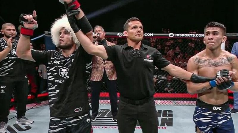 أبو ظبي .. ابن عم حبيب نورمحمدوف يفوز على المقاتل البرازيلي باوتيستا (فيديو)