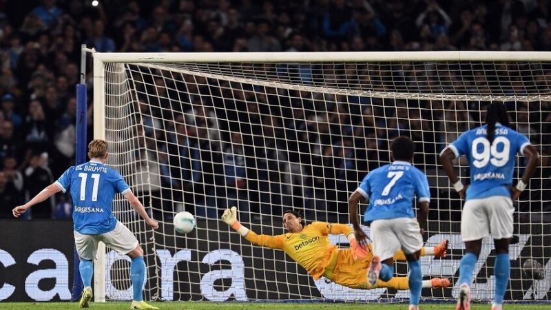 نابولي يهزم إنتر ميلان ويعتلي صدارة “الكالتشيو”