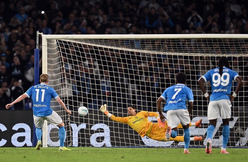 نابولي يهزم إنتر ميلان ويعتلي صدارة “الكالتشيو”