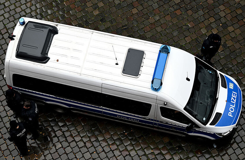 سرقة غريبة في ألمانيا.. شاب يسرق 28 زجاجة شمبانيا وويسكي مستخدما رمل فضلات القطط للتغطية