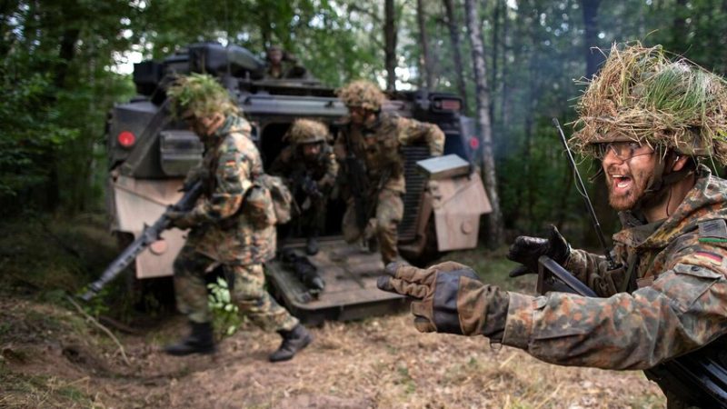 اعتقدوا أنهم عصابة مسلحة.. تفاصيل مثيرة عن فضيحة إطلاق الشرطة الألمانية النار على عناصر من الجيش!