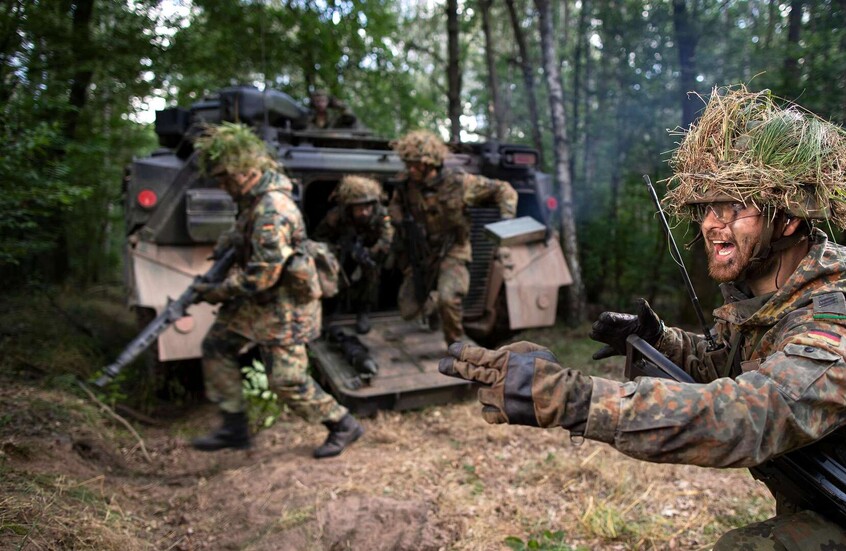 اعتقدوا أنهم عصابة مسلحة.. تفاصيل مثيرة عن فضيحة إطلاق الشرطة الألمانية النار على عناصر من الجيش!