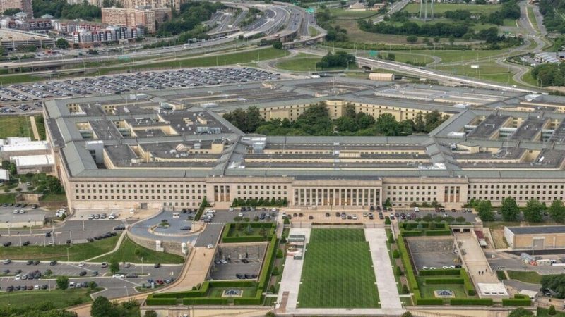 “نيويورك تايمز” تكشف عن المتبرع المجهول للبنتاغون خلال “الإغلاق” الحكومي