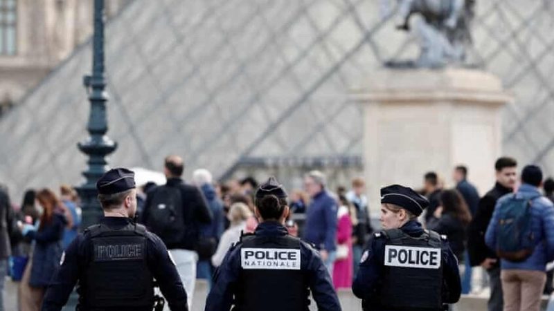 أحدهم كان في طريقه لدولة عربية.. القبض على اثنين من عصابة متحف اللوفر