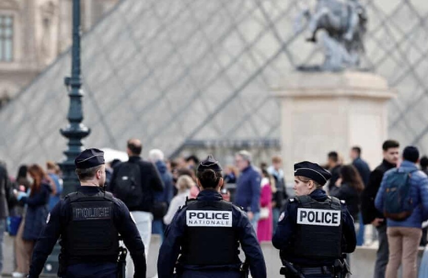 أحدهم كان في طريقه لدولة عربية.. القبض على اثنين من عصابة متحف اللوفر