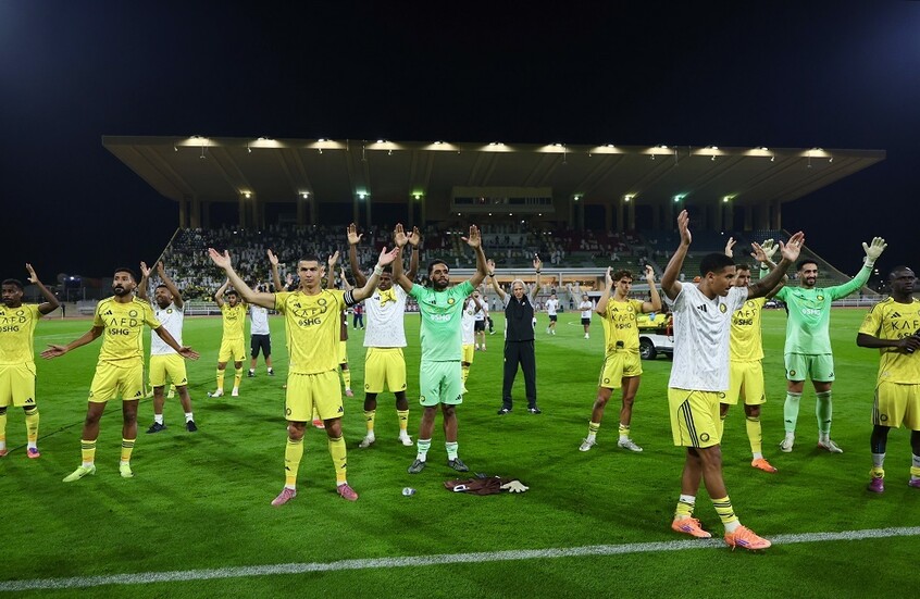 النشيد أم الحناء.. رد فعل لاعب النصر مارتينيز من حركة طفلة سعودية (صورة)