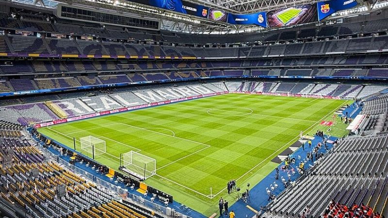ريال مدريد وبرشلونة وجها لوجه وسط أجواء متوترة.. التشكيلة والقنوات الناقلة