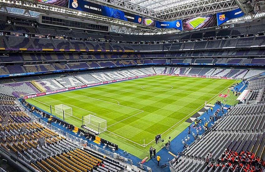 ريال مدريد وبرشلونة وجها لوجه وسط أجواء متوترة.. التشكيلة والقنوات الناقلة