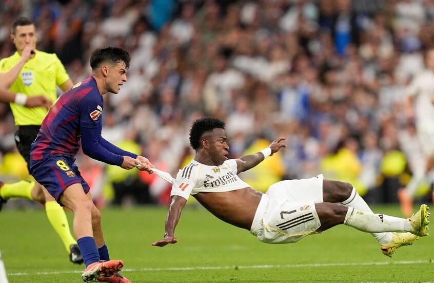 فينيسيوس يعلق على الكلاسيكو ويوجه رسالة لجماهير ريال مدريد (فيديو)