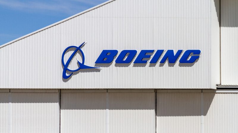 “بوينغ” تخسر السماء والأرض.. الإدارة توزع الأسهم والعمال يُعيدونها بسخرية!