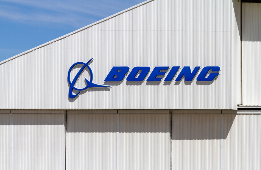 “بوينغ” تخسر السماء والأرض.. الإدارة توزع الأسهم والعمال يُعيدونها بسخرية!