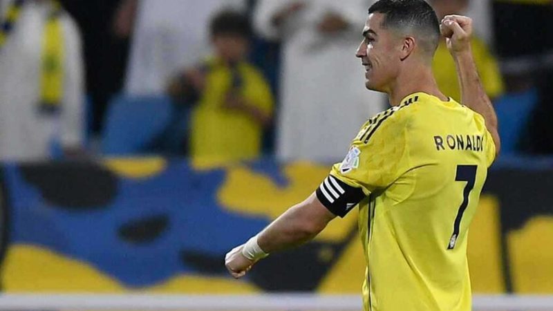 نجم مانشستر يونايتد السابق يصدم ميسي بسبب رونالدو (صورة)