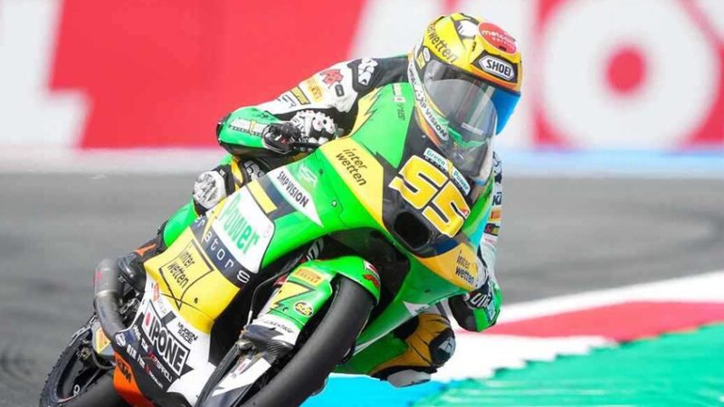 متسابق للدراجات النارية يتعرض لحادث مروع (فيديو)