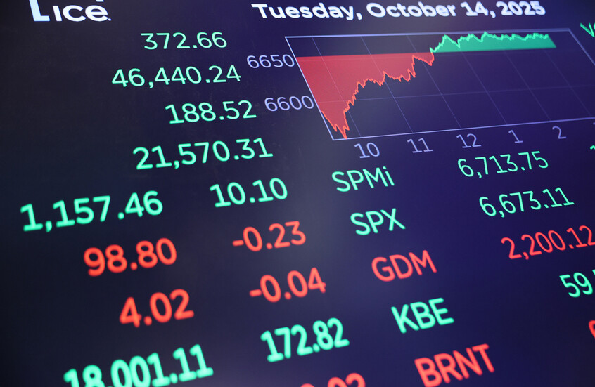 الأسهم الأمريكية تتجه نحو تسجيل مستويات قياسية جديدة