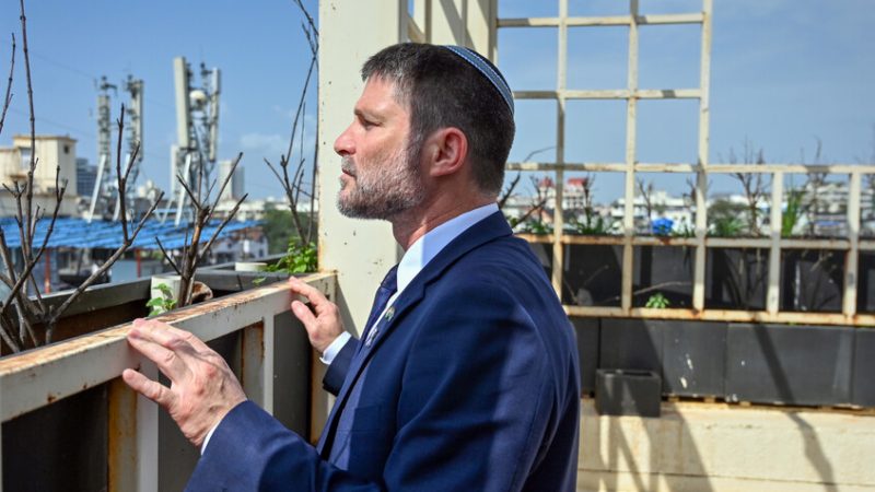 سموتريتش يخطط لإجراء يوقف المغادرة الكبيرة والمتزايدة لليهود من إسرائيل ومراقبون: لن يجدي نفعا