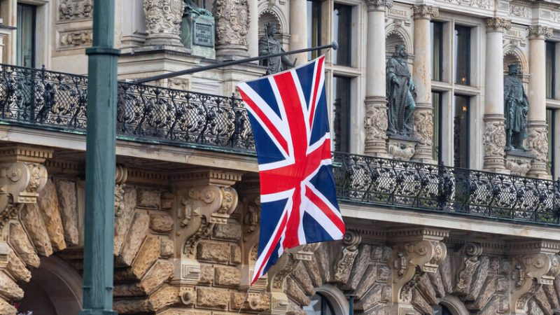 التايمز: بريطانيا تعتزم إيواء المهاجرين غير الشرعيين في ثكنات عسكرية بدلا من الفنادق