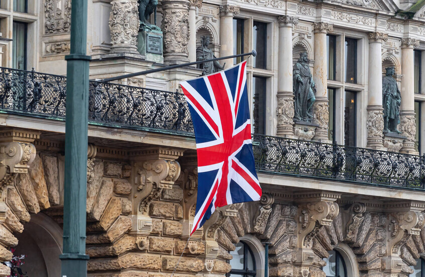 التايمز: بريطانيا تعتزم إيواء المهاجرين غير الشرعيين في ثكنات عسكرية بدلا من الفنادق