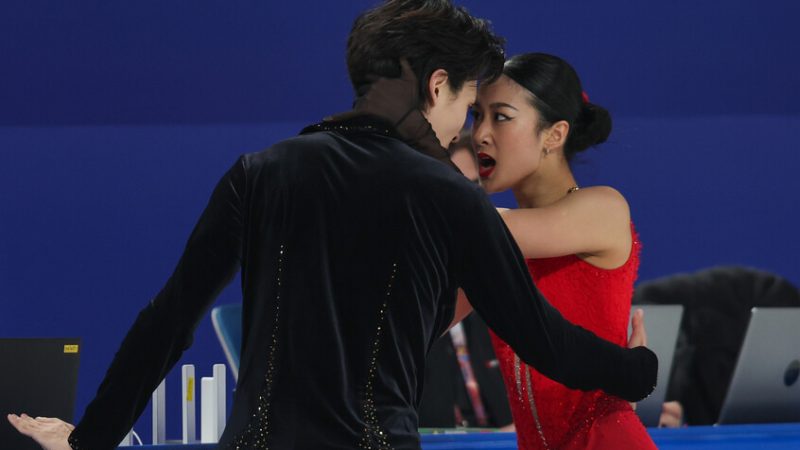 الاتحاد الدولي للتزلج يحقق مع ثنائي صيني بسبب “صاروخ عابر للقارات”