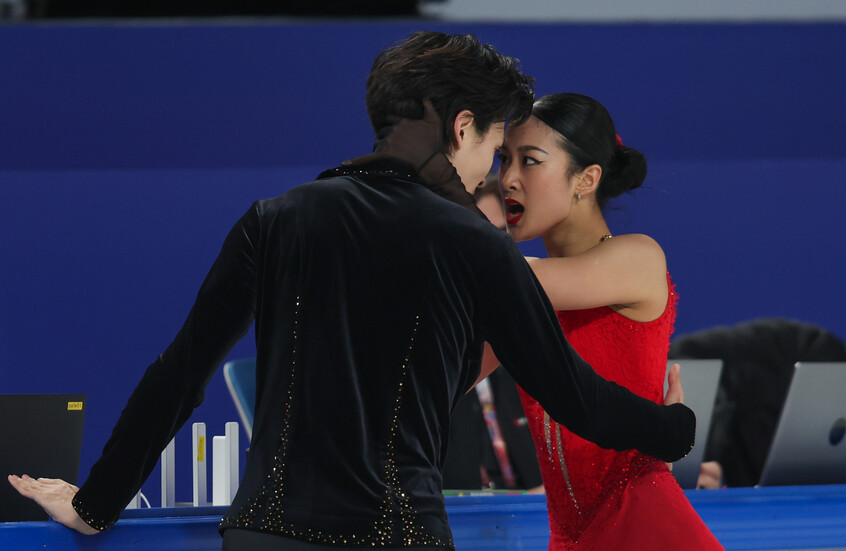 الاتحاد الدولي للتزلج يحقق مع ثنائي صيني بسبب “صاروخ عابر للقارات”