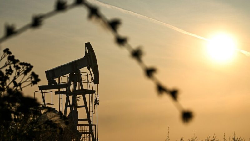 انخفاض طفيف في أسعار النفط مع ترقب مستجدات التجارة الأمريكية الصينية
