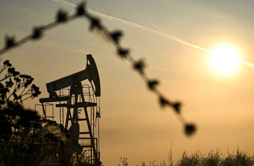 انخفاض طفيف في أسعار النفط مع ترقب مستجدات التجارة الأمريكية الصينية