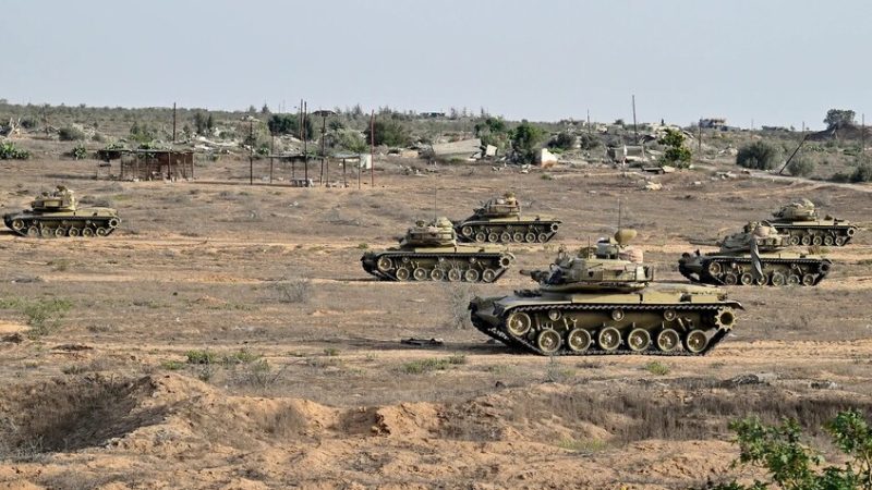 إسرائيل تحبط محاولة تهريب أسلحة عبر مصر.. وتعاني من “قطار جوي”