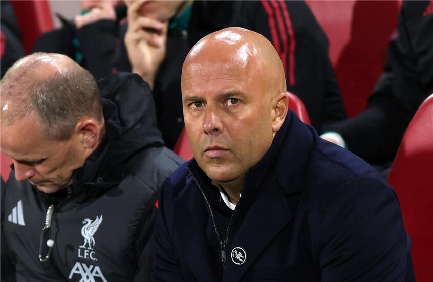 أرني سلوت يتخذ قرارا مفاجئا قبل مباراة ليفربول وكريستال بالاس في كأس كاراباو