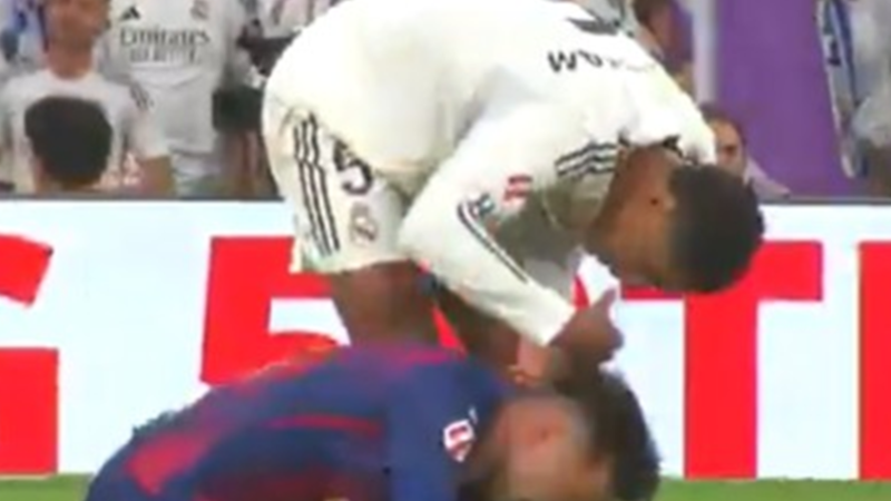 “بسبب هذا التدخل لن أطرد حتى مع  نيغريرا”.. الكشف عن حديث بيلينغهام الساخر من بيدري (فيديو)